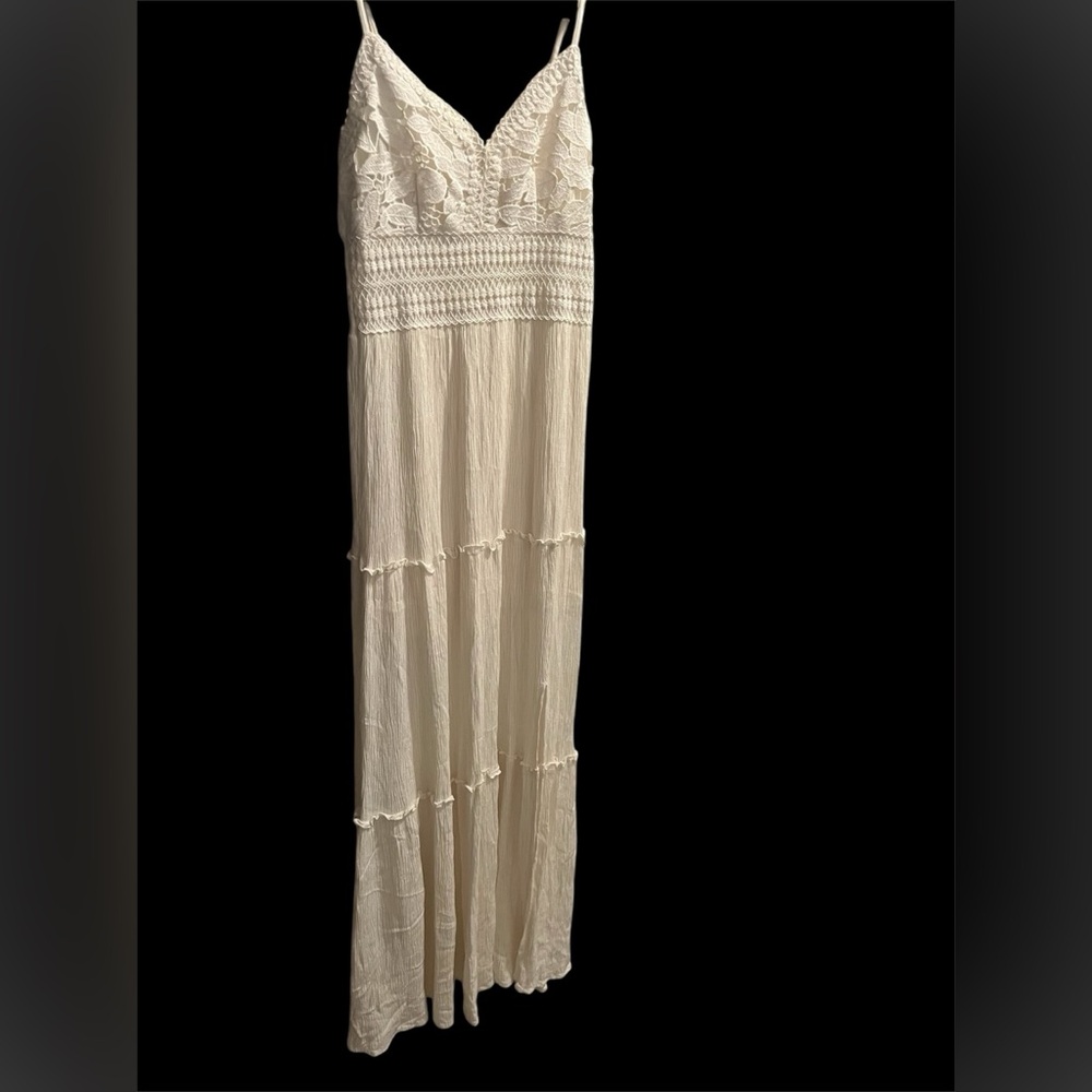Cream Lace long dress with adjustable spaghetti straps excellent condition